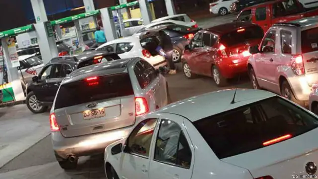 Fila en una gasolinera