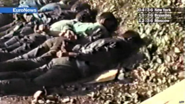 در جریان جنگ بوسنی، یک گروه شبهنظامی صرب که از حمایت صربستان برخوردار بود پسربچههای دست بسته را با تیر خلاص اعدام میکرد.