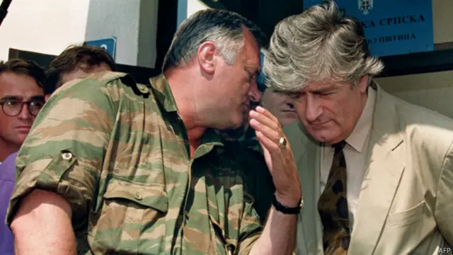 Mladiç ve Karadziç, aralarında Srebrenitsa katliamının da bulunduğu savaş suçları nedeniyle Lahey'de yargılanıyor