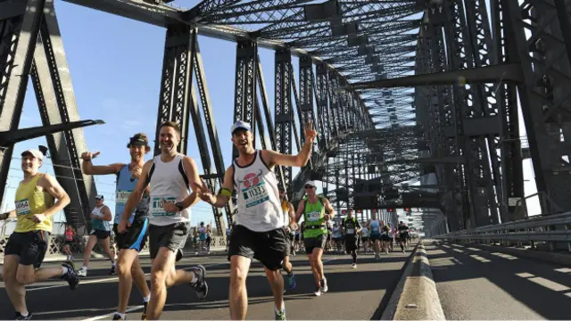  悉尼跑步节的参赛选手跑过海港大桥（图片来源：Greg Wood/Getty）