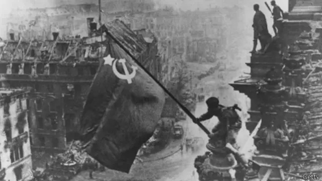 Прапор для зйомки цієї світлини Євген Халдей привіз із Москви