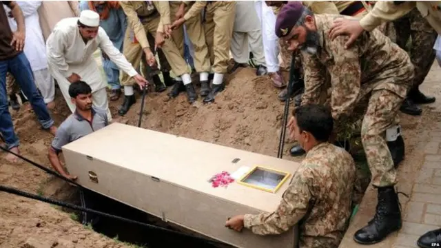 د پاکستان پوځ هم له ډېورېنډ کرښې سره اوږدو کې د طالبانو پر وړاندې جګړه کې درنه بيه پرې کړې 