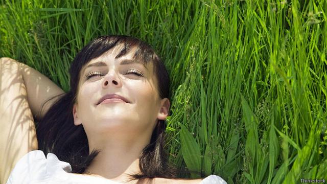 Девушка в траве с закрытыми глазами
