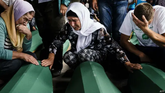 Люди горюють над трунами родичів. Рештки 136 людей, знайдених у масових могилах, поховають 11 липня