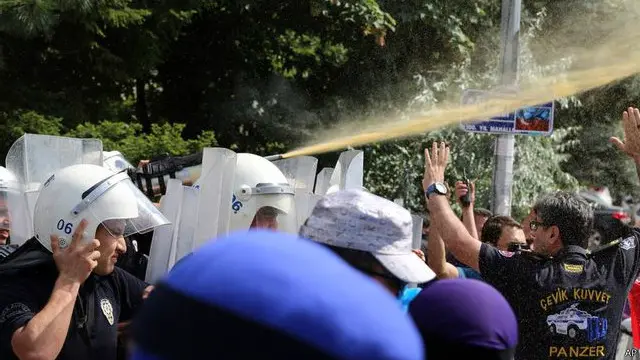 在安卡拉中国大使馆外示威者抗议将维吾尔人遣返回中国