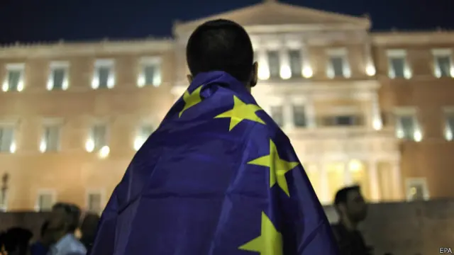 Протестующий у здания греческого парламента