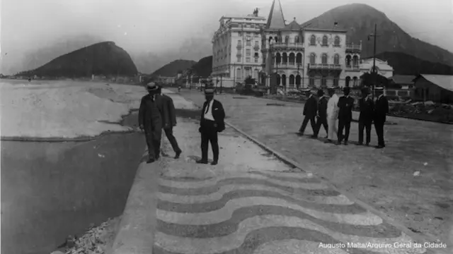 Foto antigua de la construcción de la acera de Copacabana en Río de Janeiro, Brasil.