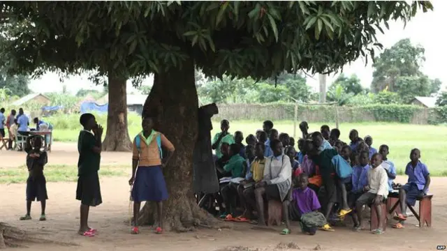 Kegiatan belajar mengajar di sejumlah tempat di Sudan Selatan dilangsungkan di bawah pohon.