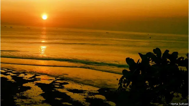 5. Herta Sofyan mengirim foto Pantai Padang-Padang di Bali. "Kalau foto itu di muat, akan aku dedikasikan buat Ibuku tersayang," katanya. 