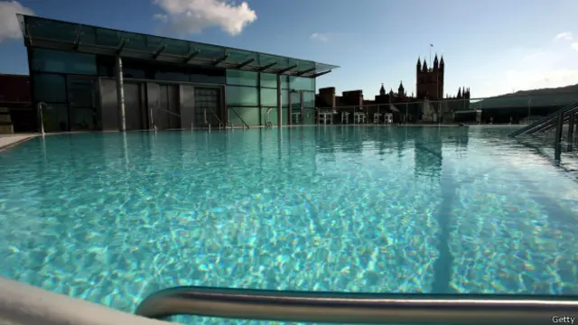 Piscina virou objeto do desejo no século 20 e arte acompanhou a tendência