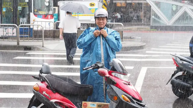 台北市民在颱風中