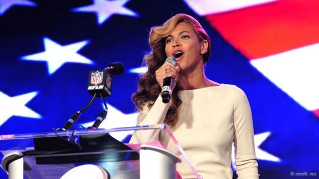 碧昂丝(Beyoncé)在2004年的超级碗上有出色的演绎