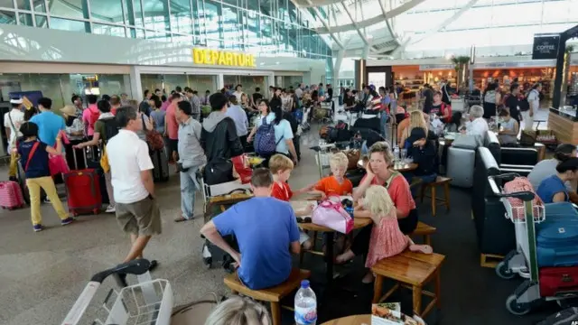 Hành khách bị hủy chuyến bay kẹt tại sân bay Indonesia