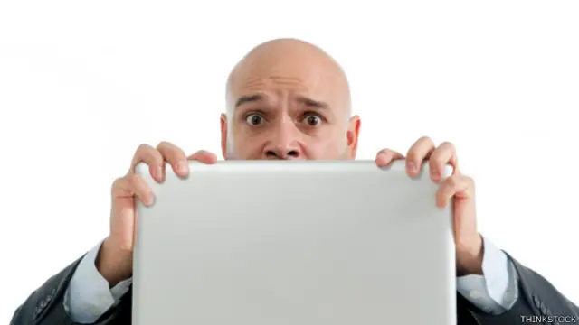 Detrás de una computadora