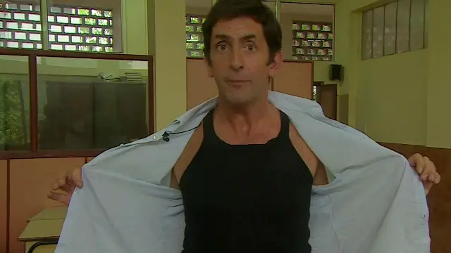 بھارت میں امتحانات میں نقل کرنے والے طالب علم بلو ٹوتھ آلات اور موبائل سمیں اپنے کپڑوں میں چھپا لیتے ہیں