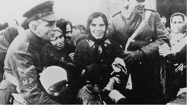 Policía británica en Grecia en 1945