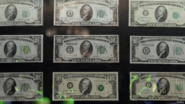 'ඩොලර් බිලියන 7.5ක් ලෙස පැවති සංචිත පසුගිය වසර වන විට 6.9ක් දක්වා පහත බැහැල තියනවා'