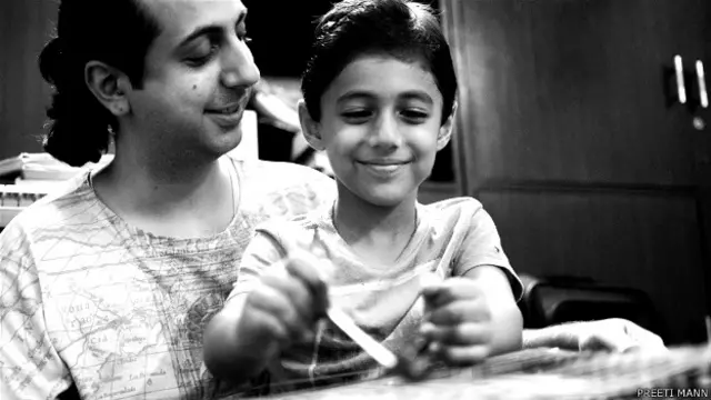 अपने भतीजे के साथ अभय सोपोरी