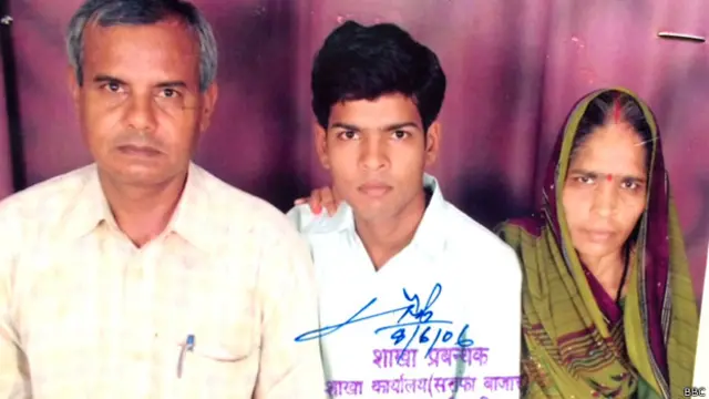 नारायण सिंह भदौरिया बेटे और पत्नी के साथ 