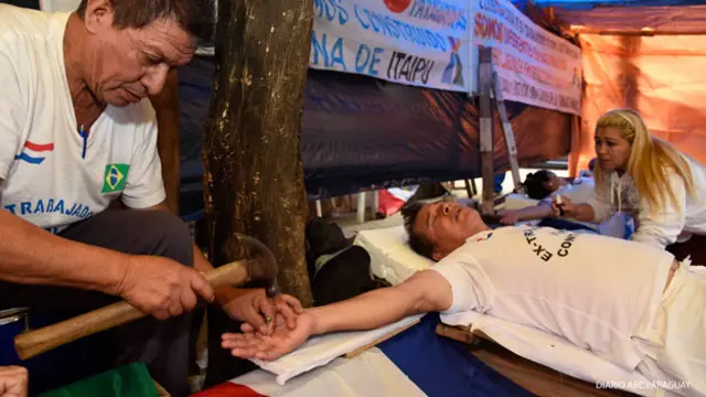 Manifestantes crucificados en Paraguay. Foto cortesía de ABC.