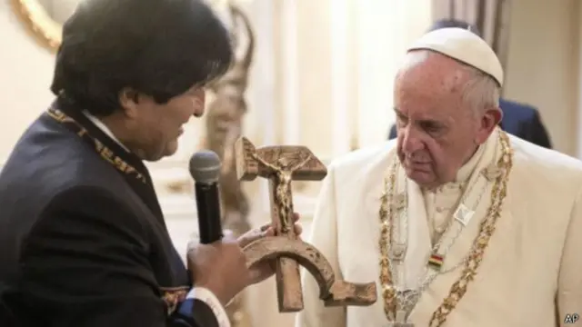 教宗接受「共產主義」十字架