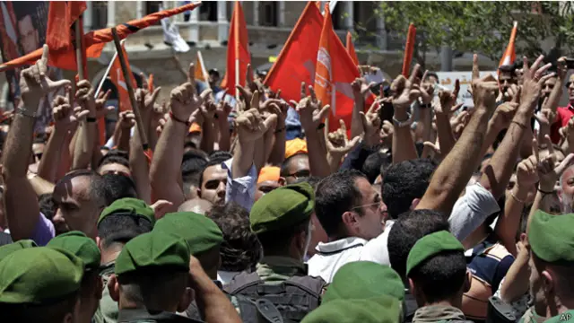 مظاهرة نظمها الخميس حزب التيار الوطني للمطالبة بتنحي رئيس الوزراء تمام سلام