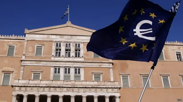 Критики антикризисного плана заявляли, что он содержит некоторые меры, предложенные Греции зарубежными кредиторами и отвергнутые народом на референдуме