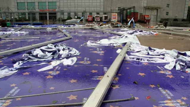 7月11日拍攝的浙江省台州市路橋區會展中心被風刮倒的簡易棚。