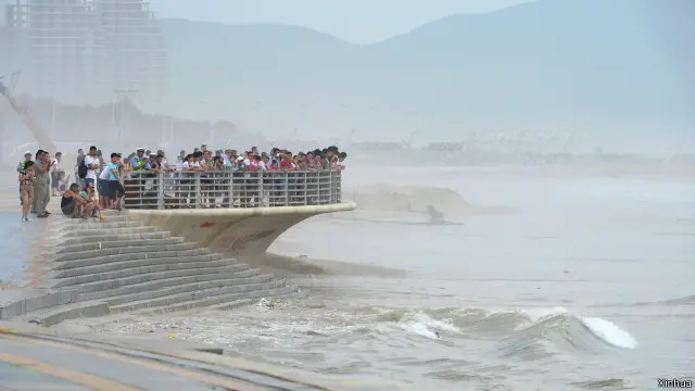 燦鴻」來襲起巨浪 7月10日,遊客們在平潭自貿區海壇公園觀看颱風帶來滾滾巨浪。