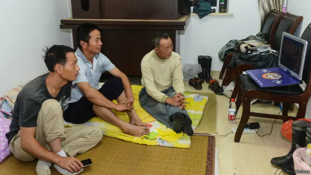 7月10日,幾名外地務工人員正在台州市三門縣葉家村村委會的避災安置點內休息。