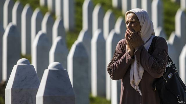 Женщина на кладбище в Сребренице