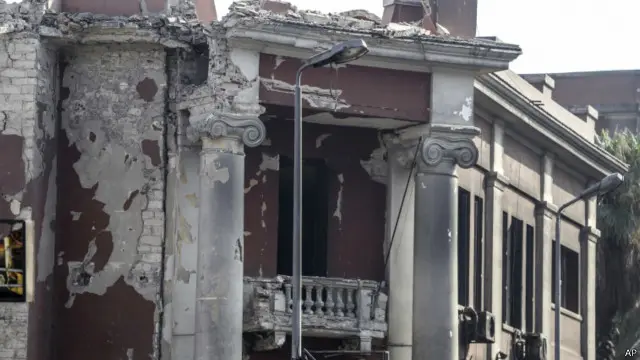 Sebagian bangunan konsulat Italia di Kairo ini hancur.