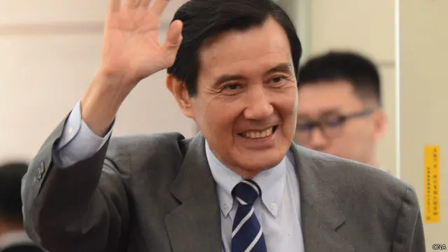 马英九在机场向使节致意