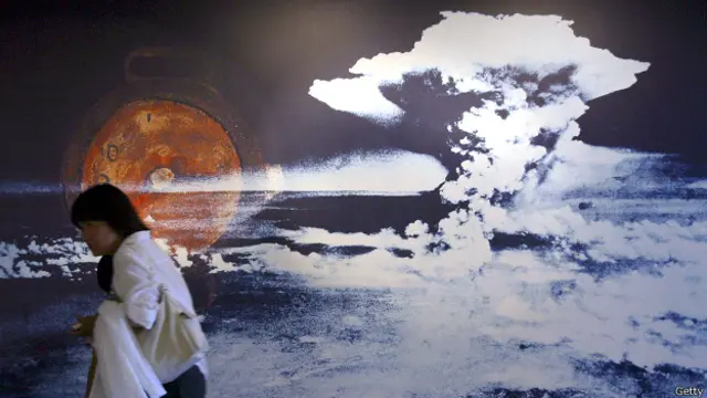 Un foto de una exhibición sobre la bomba atómica