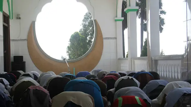Umat Muslim tengah menjalankan salat ashar di Masjid Al Ehsan di Da Phuoc, Provinsi An Giang Vietnam.