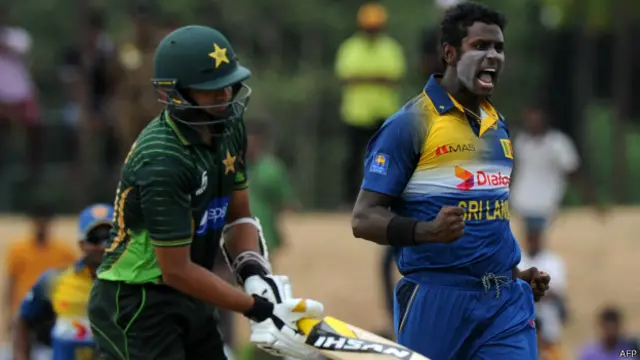 اظہر علی 21 رنز بنا کر میتھیوز کے ہاتھوں آؤٹ ہوئے