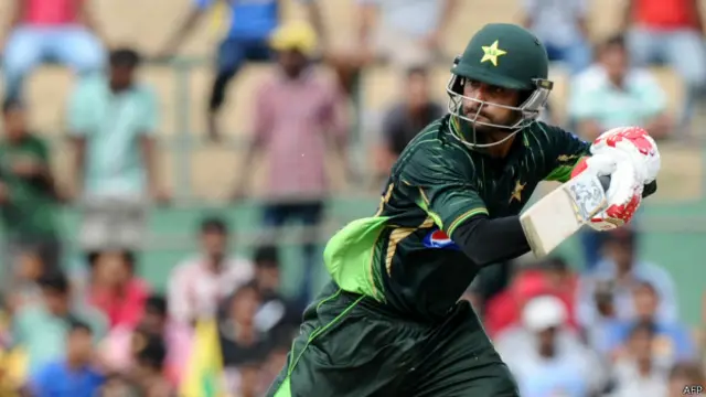 محمد حفیظ نے ذمہ دارانہ بلے بازی کرتے ہوئے 10 چوکوں اور چار چھکوں کی مدد سے اپنی سنچری مکمل کی