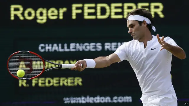 Federer giao bóng tốt và đạt nhiều điểm khi lên áp lưới.