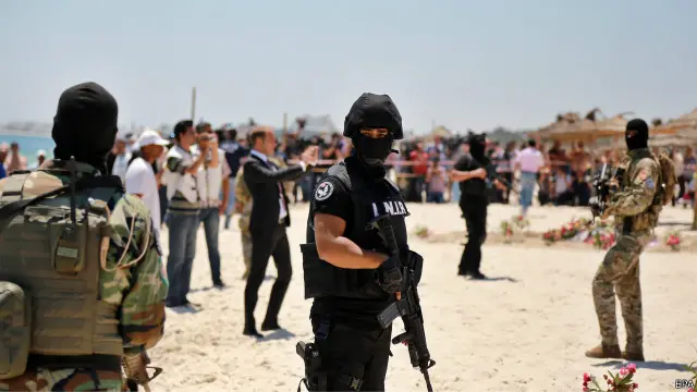 تشدد تونس كثيرا بشأن من يحاولون الدخول إلى ليبيا، منذ تعرضها إلى هجمات استهدفت السياح الأجانب فيها 