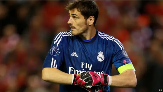 كان كاسياس قد انضم الى أكاديمية الكرة في ريال مدريد وعمره 10 سنوات