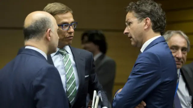 欧元集团主席迪塞尔布洛姆(右)与其他部长们在布鲁塞尔