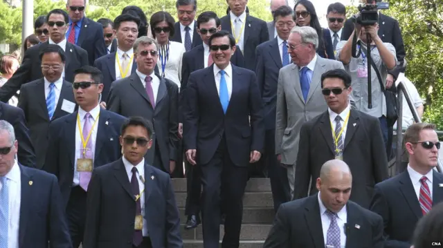 马英九（中）在大批人员陪同下游览哈佛大学校园（台湾中央社图片11/7/2015）
