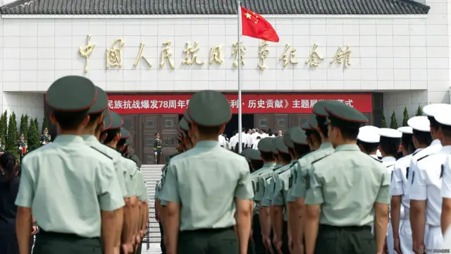 中国官方纪念卢沟桥事变78周年活动上的解放军士兵（7/7/2015）