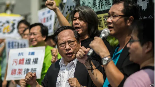 支联会主席何俊仁（中）