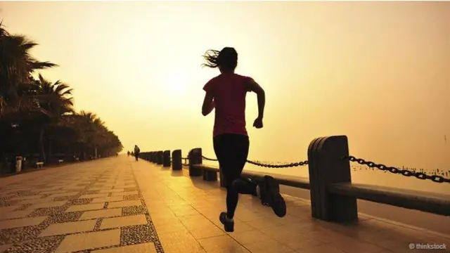 Una persona corriendo con el amanecer