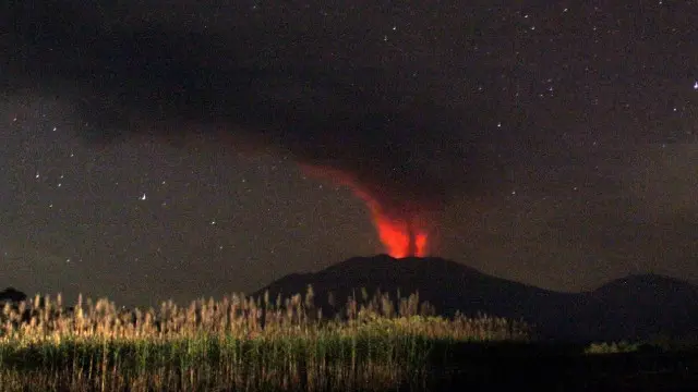 Letusan Gunung Raung di Kabupaten Banyuwangi, Bondowoso, dan Jember, Jawa Timur bersifat strombolian yang menghasilkan erupsi kecil dan sering.