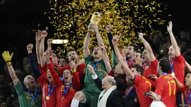 Iker Casillas levanta la copa del Mundo
