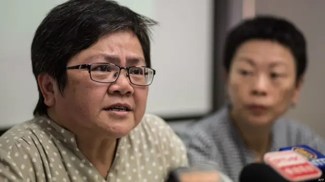 香港记协主席岑倚兰（左）介绍港记协言论自由年报（12/7/2015）