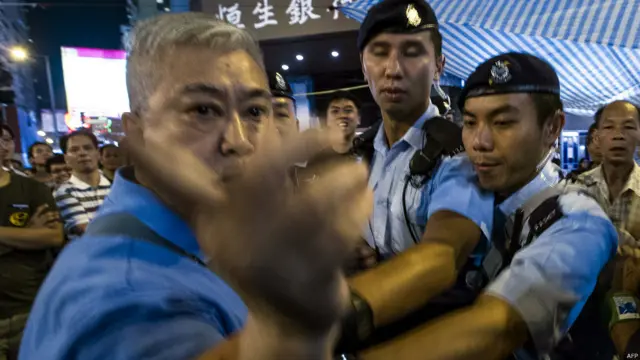 香港“占领中环”示威期间警员们在旺角试图制止一名“反占中”示威者指骂媒体记者（17/10/2014）