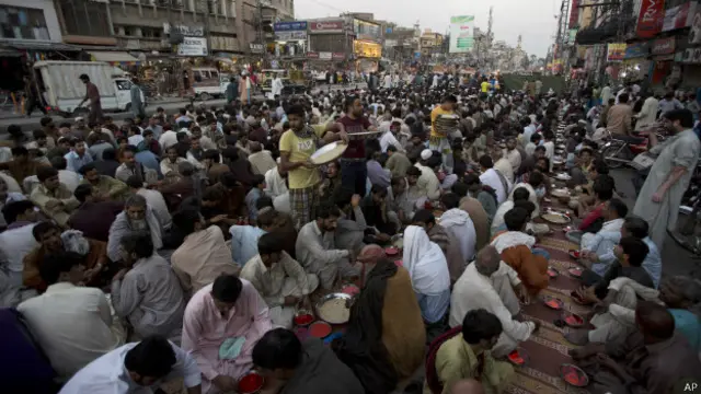 رمضان میں افطار کے لیے فٹ پاتھ پر ایک ایک کلومیٹر طویل دسترخوان سجا دیتے ہیں مگر سرکار کو ٹیکس نہیں دینا چاہتے